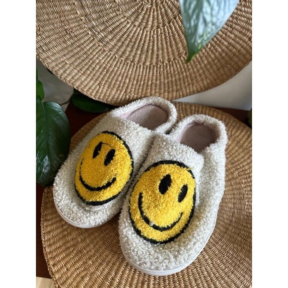 Smiley Face Adult men’s size 10 smiley slippers used - Picture 2 of 12